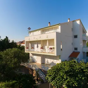 Lena Apartament